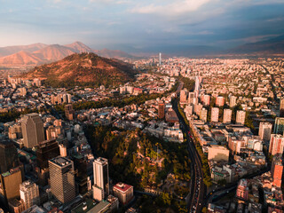 Vista aérea de Santiago de Chile con la cordillera de los andes de fondo y los cerros Santa Lucía...