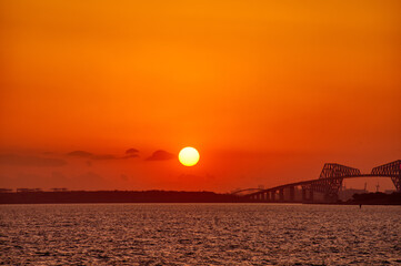 Fototapeta premium 冬の東京湾での東京ゲートブリッジと日の入り 20210116