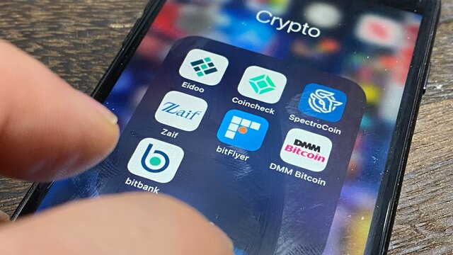 iPhoneホーム画面上のビットコインやイーサリアムを代表とする仮想通貨(暗号資産)の購入/販売/取引/管理/ウォレット iOSアプリ。Eidoo/Coincheck(コインチェック)/SpectroCoin/Zaif(ザイフ)/bitFlyer(ビットフライヤー)/DMMビットコイン/bitbank(ビットバンク)。2021年1月撮影/日本