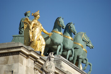 Fototapeta na wymiar Quadrige de l'arc de triomphe du Carrousel à Paris, France