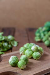 grüner geschälter Rosenkohl in der Küche auf einem Tisch aus Holz