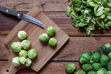 grüner geschälter Rosenkohl in der Küche auf einem Tisch aus Holz