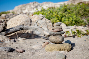 Fototapeta na wymiar Varias piedras colocadas como un tótem de budismo para yoga meditacion