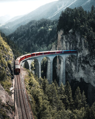 Zwitserse trein rijdt over het Landwasserviaduct bij Filisur, kanton Graubünden, Zwitserland