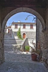 Obraz premium An entrance arch in one of the alleys in the medieval town of Morcone in the province of Benevento.