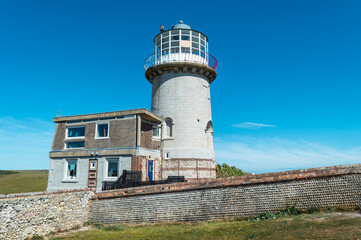 Antiguo faro en el parque natural Seven Sisters en el sur de Inglaterra, hoy es un agradable bed and breakfast