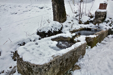Fontaine sous la neige dans le hameau du Fournel