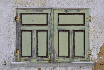alte Fenster und Türen auf Holz, Farbe, Rost, verwittert, abbröckeln, verfallen, Ruine