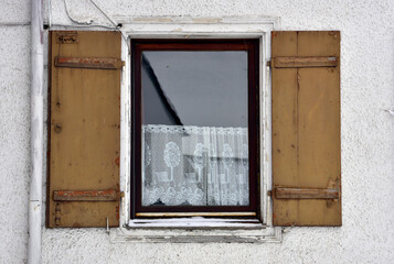 Fototapeta na wymiar alte Fenster und Türen auf Holz, Farbe, Rost, verwittert, abbröckeln, verfallen, Ruine