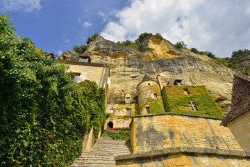 Regard vers les maisons troglodytes de La Roque-Gageac (24250),  département de la Dordogne en...