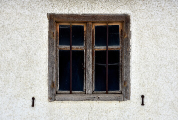 Fototapeta na wymiar alte Fenster und Türen auf Holz, Farbe, Rost, verwittert, abbröckeln, verfallen, Ruine