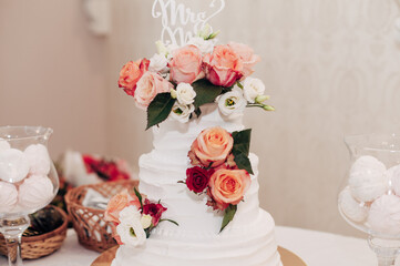 Obraz na płótnie Canvas white wedding cake with flowers
