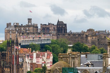 Blick über die Altstadt von Edinburgh auf den Schloßberg 