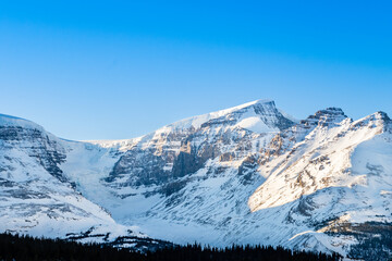 Fototapeta na wymiar Beautiful view of a glacier located along Icefieldsthe Parkway in the Canadian Rockies