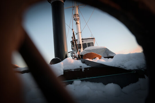 Bootsdeck point of view Kapit&auml;tnskabine Schiffskabine Bullage Schiffsluke Luke Seil Tau Poller fest Schiff Boot Dampfer Flussdampfer Kahn im Hafen Steg Bootssteg