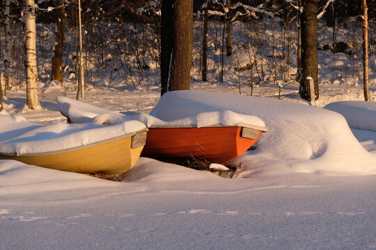 Bootsstrand bunte Boote Kanus Kanu Paddelboote Ruderboote paddeln rudern Kanadier Wald Wassersport im Winter Lahti Finnland