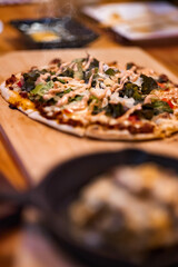 美味しそうな薄い生地の焼き立てピザ