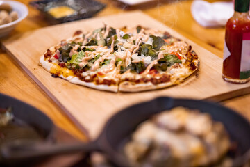 美味しそうな薄い生地の焼き立てピザ