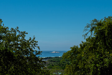 Vista de isla y mar desde la montaña