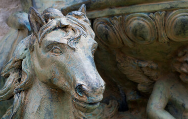 Fototapeta na wymiar sculpture of horse in a park 