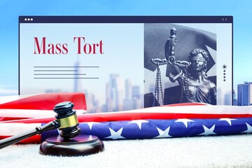 Mass Tort. Judge gavel and america flag in front of New York Skyline. Web Browser interface with text and lady justice. - obrazy, fototapety, plakaty