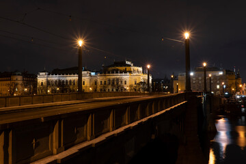 Fototapeta na wymiar .Charles Bridge on the Vltava River and light from street lights in the center of Prague in winter