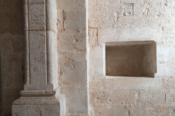 nicchia con pilastri di abbazia medioevale , effetto chiaro scuro per la luce radente , composizione molto lineare a L