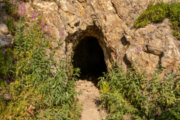 Fototapeta premium Entrance to Small Cave Below Windsor Lake