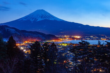 富士山と山梨県富士河口湖町の夕景
