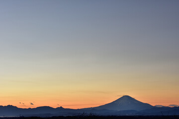 暮れなずむ富士山（夕景）