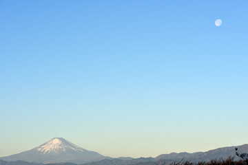 朝焼けに染まる富士山