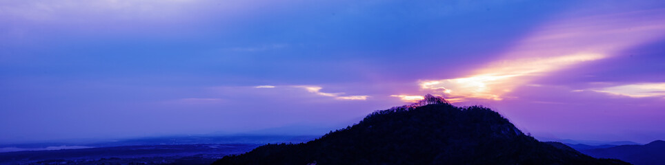 兵庫県・旧播磨国の山城跡に厚い雲間からの非日常的な朝陽、善防山朝焼け　The sky above the mountain was torn!