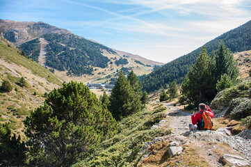 Valle de N&uacute;ria. Pirineo catal&aacute;n. Paisaje de alta monta&ntilde;a y ruta de senderismo hasta el pico Puigmal