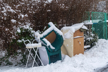 Eingeschneite alte Möbel am Straßenrand