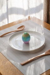 皿とカラフルな卵