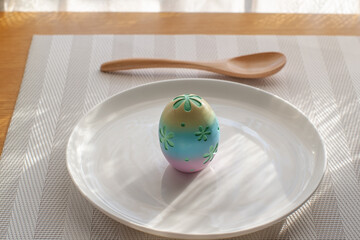 皿とカラフルな卵