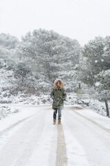 Fototapeta na wymiar Mujer joven en la montaña con nieve