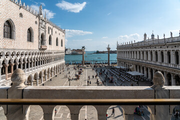 die berühmte Piazetta in San Marco, Venedig, Blick von der Markuskirche Richtung Meer
