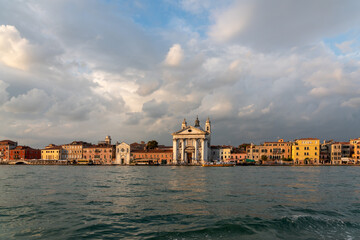 der Giudecca canal in Dorsoduro, Venedig mit der Kirche I Gesuati im Licht der untergehenden Sonne