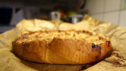 The cornice of a flan filled with pears, walnuts and gorgonzola cheese