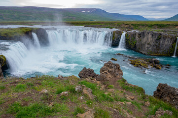 Fototapeta na wymiar Icelandic waterfall 