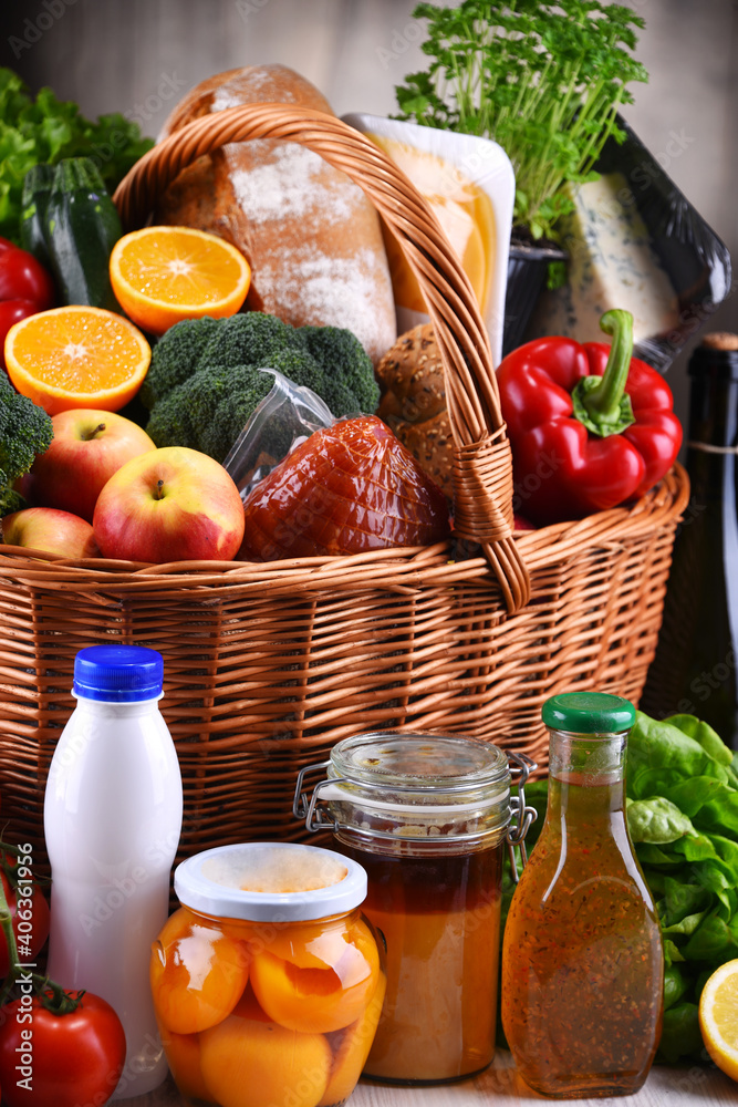 Fototapete Wicker basket with assorted grocery products