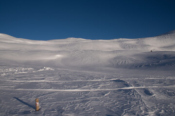 un bel panorama innevato di montagna, le dolomiti coperte dalla neve