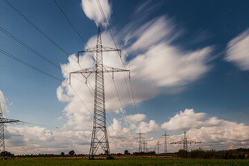 Strommast mit Wolken