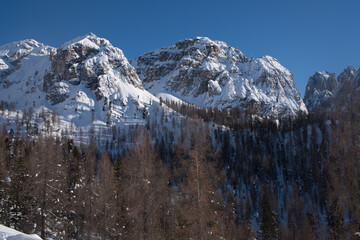 un bel panorama innevato di montagna, le dolomiti coperte dalla neve