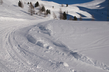 Fototapeta na wymiar un bel panorama innevato di montagna, le dolomiti coperte dalla neve