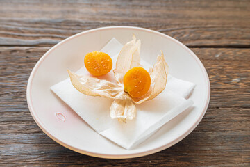 皿の上の食用ほおずき