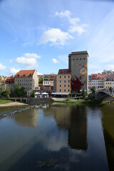 Obraz premium Blick von Görlitz über die Neisse zur Dreiradenmühle in Zgorzelec