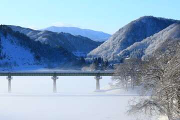 Obraz premium 冬の錦秋湖