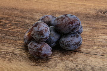 Obraz premium Purple sweet ripe plum heap